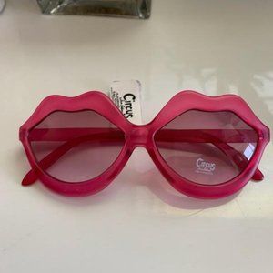 Circus by Sam Edelman Lip Sunglasses